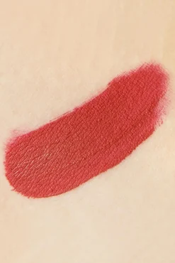 The Balm Maak Kennis Met Matte Hughes In Loyal Deep Red><noscript><img width=