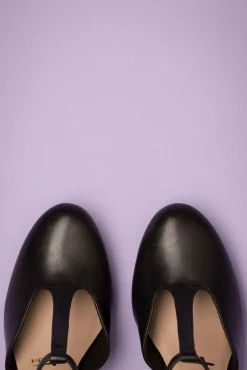Tamaris Phyllis T-Strap Pumps In Matte Zwart><noscript><img width=